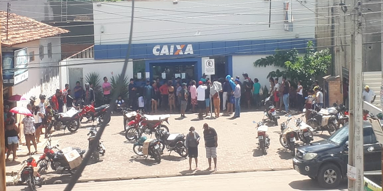 Em Barras, os moradores se aglomeram na agência da Caixa